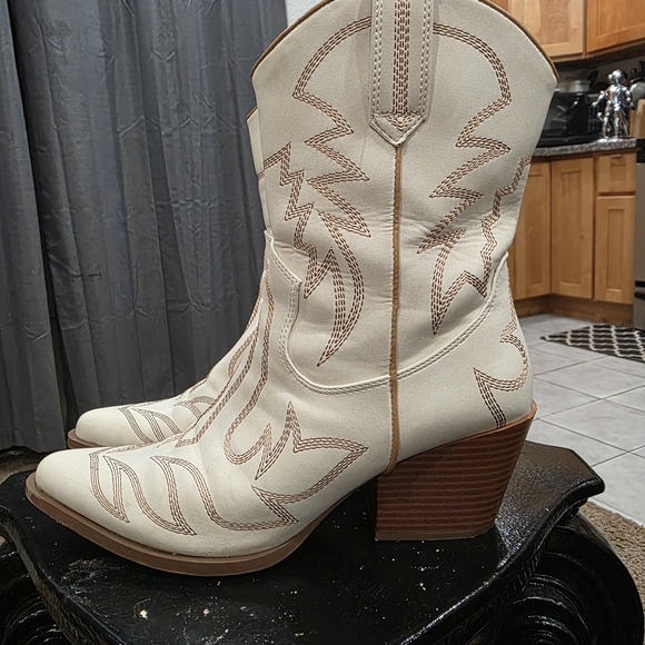Forever 21 Cream Western Heeled Boots - Picture 2 of 6